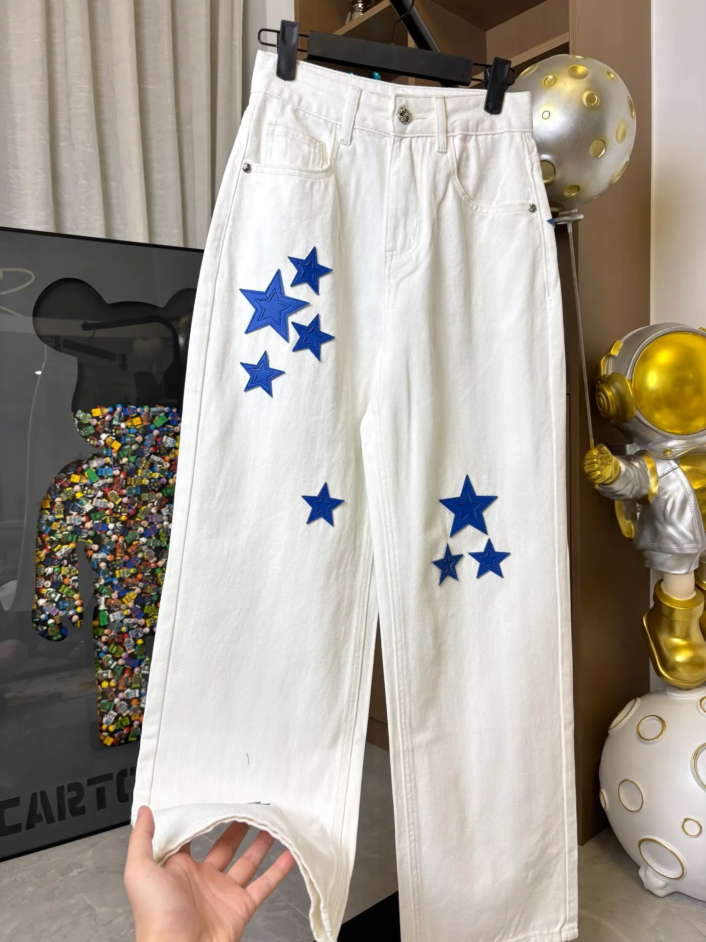 P260 Style number: DC 125# Chrome Hearts Las Vegas limited pants, star patch leather cross denim straight pants. Highly recommended Chrome Hearts jeans, the composite fabric has good texture, comfortable and not tight, comfortable and non-restrictive, makes you look taller and slimmer, easy to wear, has a belly-control effect, fashionable people love it, loose tailoring, comfortable and stylish. Full sense of design, mid-high waist straight version, just the right length to stretch the leg lines🎀 Denim is very popular on the street. You can put any look on Instagram and blend it into various styles. It is suitable for all seasons. Color: White Size: s m l xl (Picture 9️⃣Size chart)